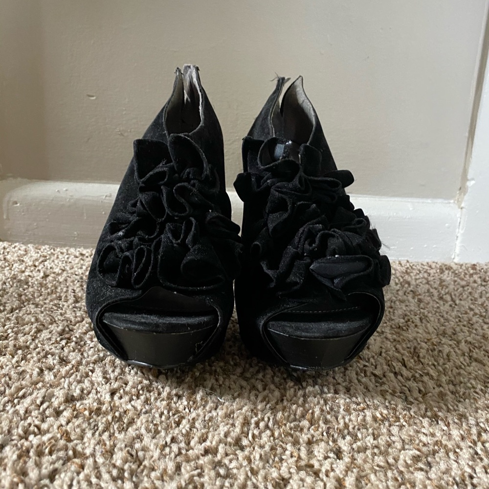 Blk Ruffled Heels - Picture 2 of 4